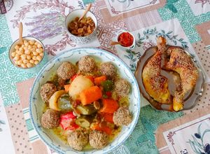 Une photo de Couscous, Poulet et Boulettes de Viande