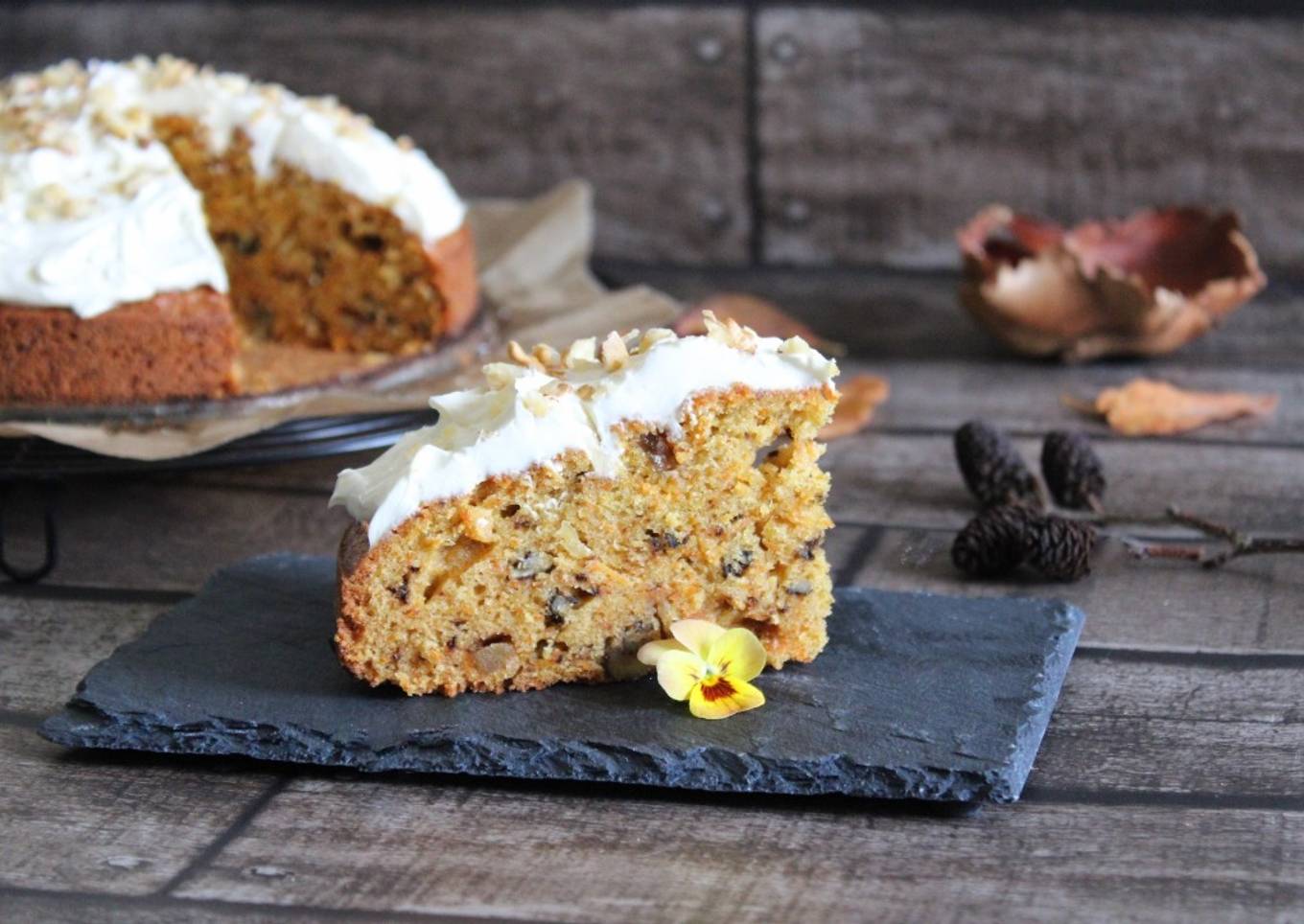 Gâteau à la carotte, noix et gingembre confit..