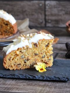 Une photo de Gâteau à la carotte, noix et gingembre confit..