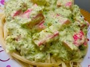 Una foto de surimi con pasta