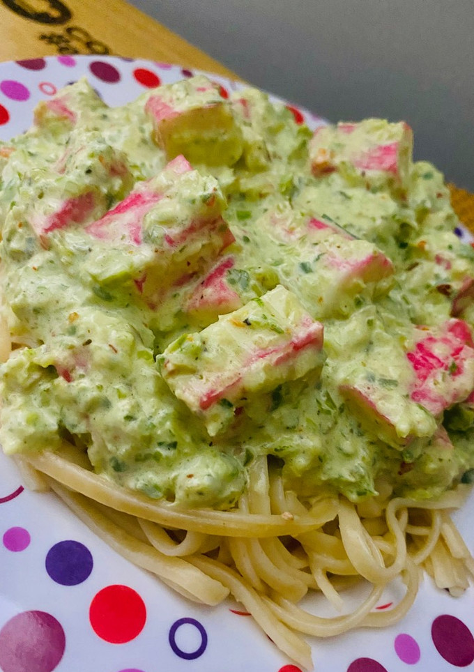 Una foto de TALLARINES CON CREMA VERDE Y KANI KAMA 🤩🍜💯