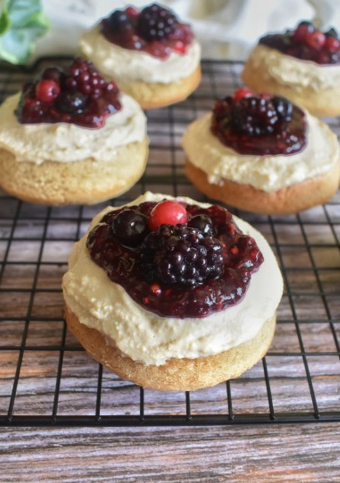 Una foto de Bombas o berlinas cheesecake veganas