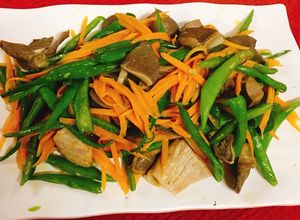 Hình của món Đậu cove xào lòng mề.