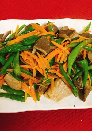 Hình của món Đậu cove xào lòng mề.