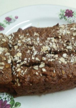 A picture of Oats banana walnut cake.
