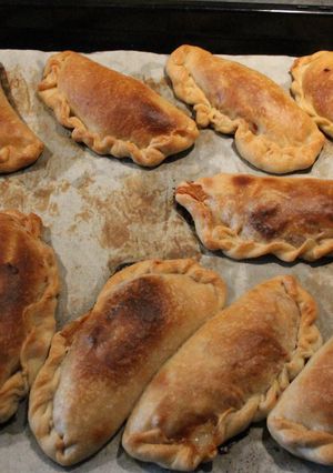 Una foto de Empanadas de mónja y soque, y más con jalapeño y cebolla también