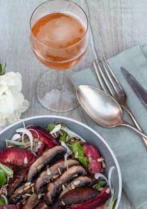 Une photo de Salade de pêches de vignes aux champignons grillés
