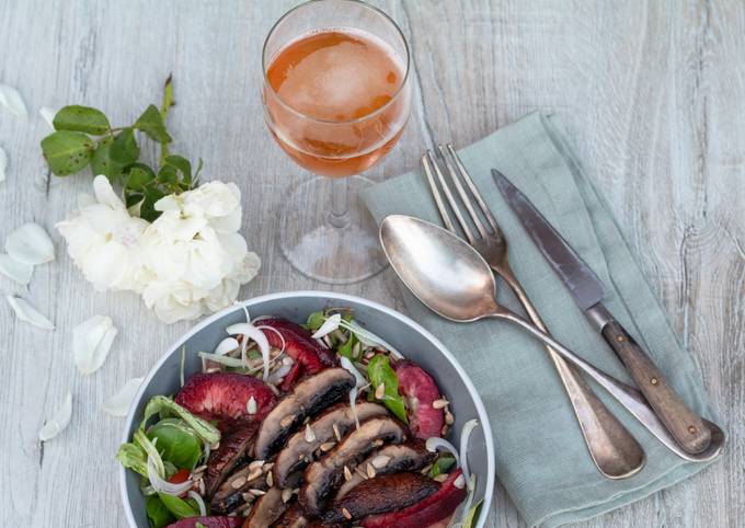 Salade de pêches de vignes aux champignons grillés