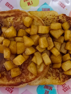 Una foto de Pan francés 🍞con manzana 🍎
