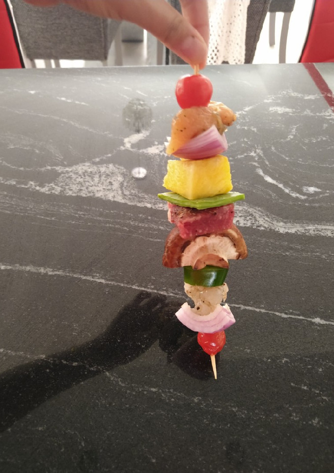 Una foto de Brochetas mar y tierra