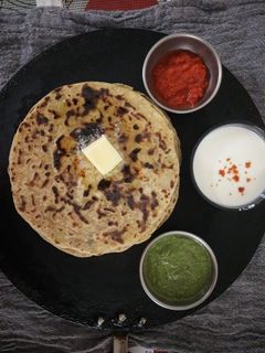 આલુ પરાઠા(Aloo Paratha Recipe In Gujarati) રેસીપી મુખ્ય ફોટો