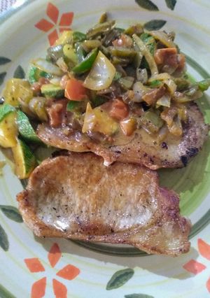 Una foto de Lomo de cerdo con salteado de verduras