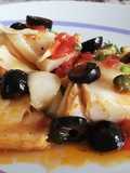 Stoccafisso con Pomodori, Capperi e Olive Nere