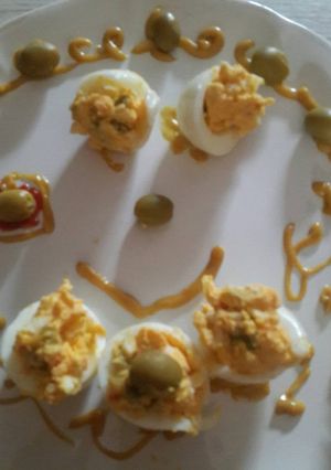 Una foto de Huevos rellenos con mostaza y aceitunas