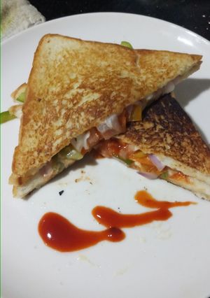 ভেজি চিজি স্যান্ডউইচ (veggie cheesy sandwich recipe in bengali) রেসিপির প্রধান ছবি