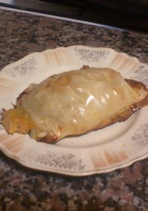 Una foto de Paquetito de pollo y salsa blanca