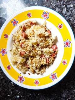 Una foto de Arroz salteado con salchichas y frutos secos