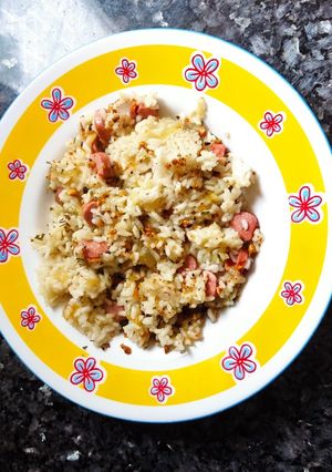 Una foto de Arroz salteado con salchichas y frutos secos