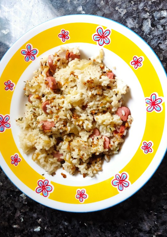 Una foto de Arroz salteado con salchichas y frutos secos