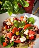 Ensalada agridulce de tomate “adora” y frutos rojos con skyrella y atún
