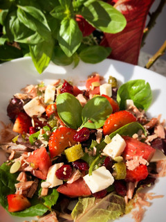 Una foto de Ensalada agridulce de tomate “adora” y frutos rojos con skyrella y atún