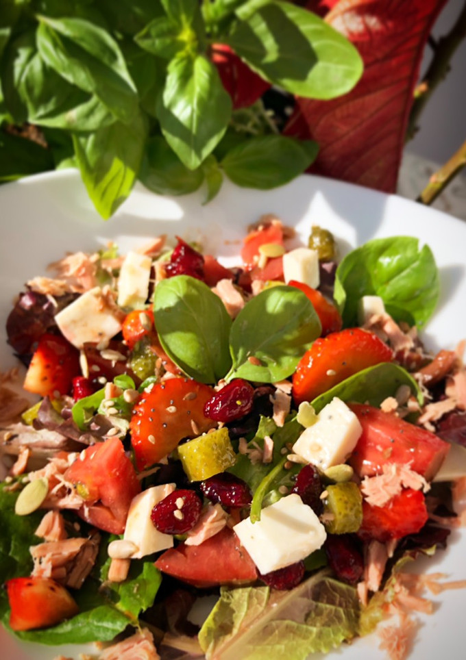 Una foto de Ensalada agridulce de tomate “adora” y frutos rojos con skyrella y atún