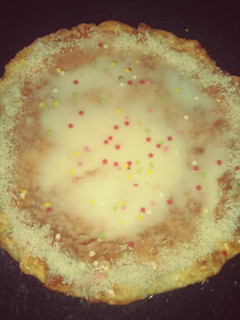 Una foto de Tarta de almendra con sabor a crema catalana