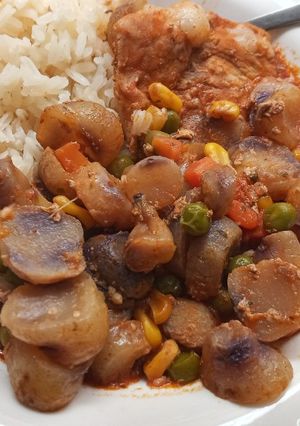Una foto de Milanesa de cerdo con cubios y maíz, arveja y zanahoria