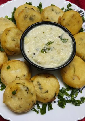 A picture of Spiced Urad Moong Dal Vada with Spring Onion.
