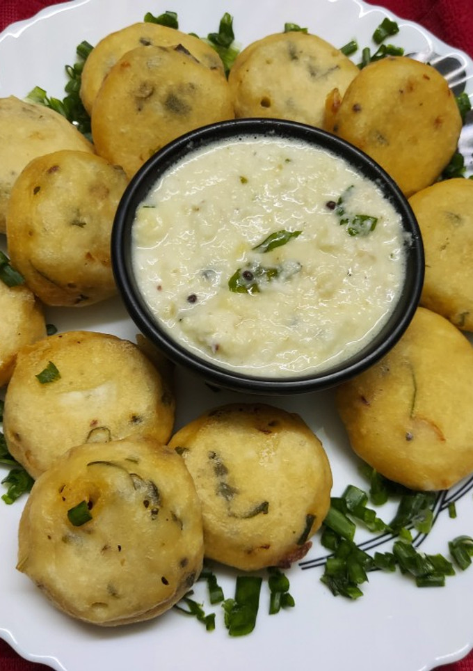 A picture of Spiced Urad Moong Dal Vada with Spring Onion.