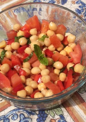 Una foto de Cocina primaveral: Ensalada de garbanzos con aioli mentolado