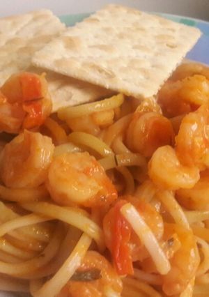 Una foto de Spaghetti con camarones en salsa de pimentón