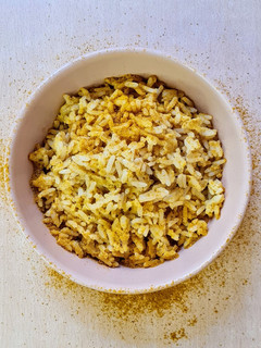 Una foto de Arroz con huevo al curry 🍚 🥚 🍛 rápido, sencillo, económico, gustoso y saciante 💪🏽
