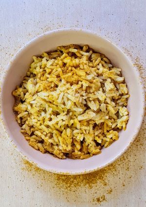 Una foto de Arroz con huevo al curry 🍚 🥚 🍛 rápido, sencillo, económico, gustoso y saciante 💪🏽