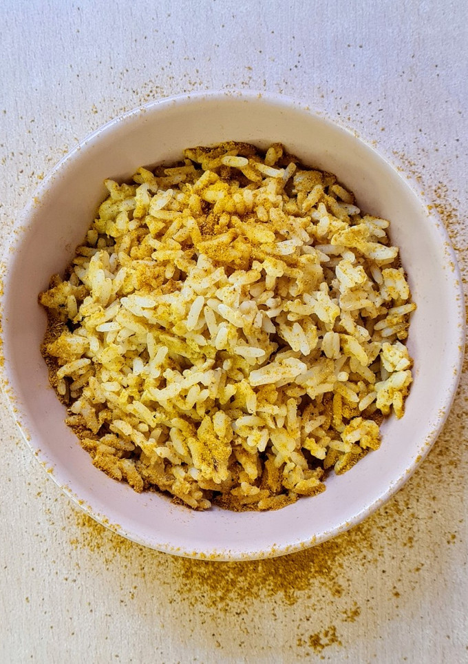 Una foto de Arroz con huevo al curry 🍚 🥚 🍛 rápido, sencillo, económico, gustoso y saciante 💪🏽