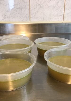 Une photo de Bouillon aux aulx et herbes aromatiques du jardin