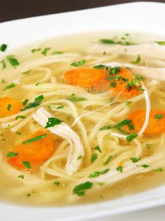 صورة لوصفة طريقة عمل شوربة الدجاج بالشعيرية