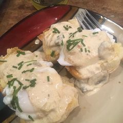 A picture of Eggs Benedict.
