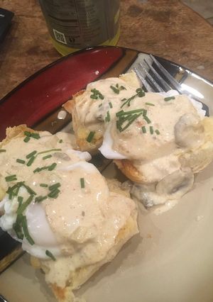 A picture of Eggs Benedict.