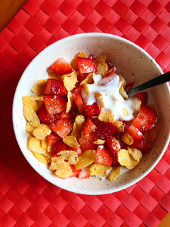 Una foto de Kéfir con fresas y copos de maíz