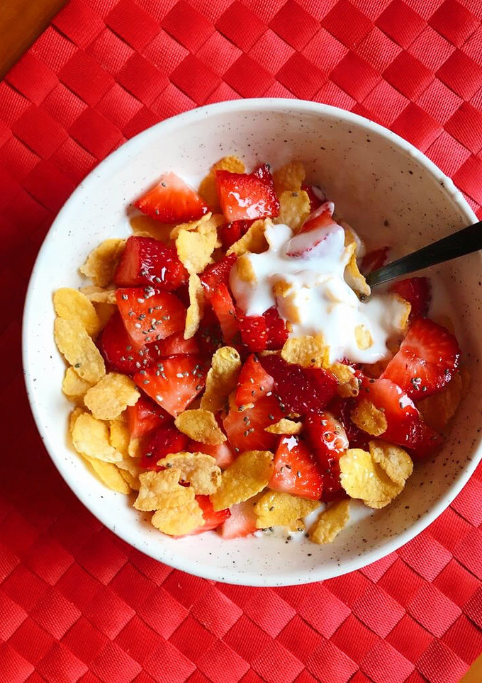 Una foto de Kéfir con fresas y copos de maíz