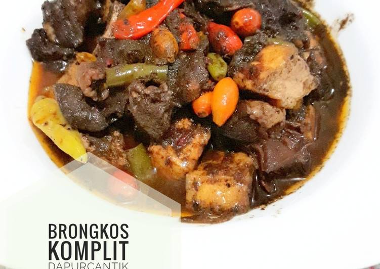 Brongkos daging sapi komplit