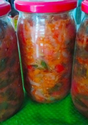 Zdjęcie przepisu Sałata z fasolką szparagową w pomidorach.