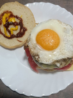 Una foto de Hamburguesa de kobe con queso y huevo