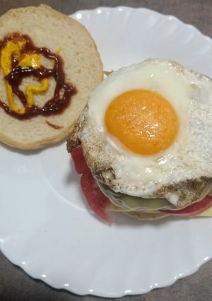 Una foto de Hamburguesa de kobe con queso y huevo