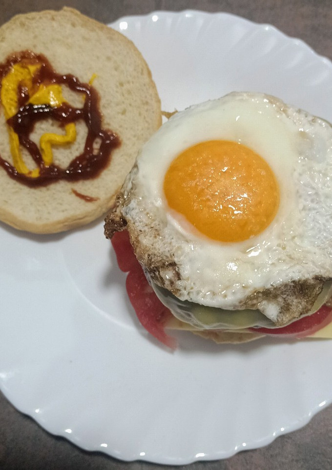 Una foto de Hamburguesa de kobe con queso y huevo