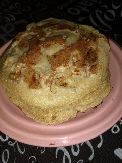 Una foto de Hot cakes de avena, miel, banana y nueces