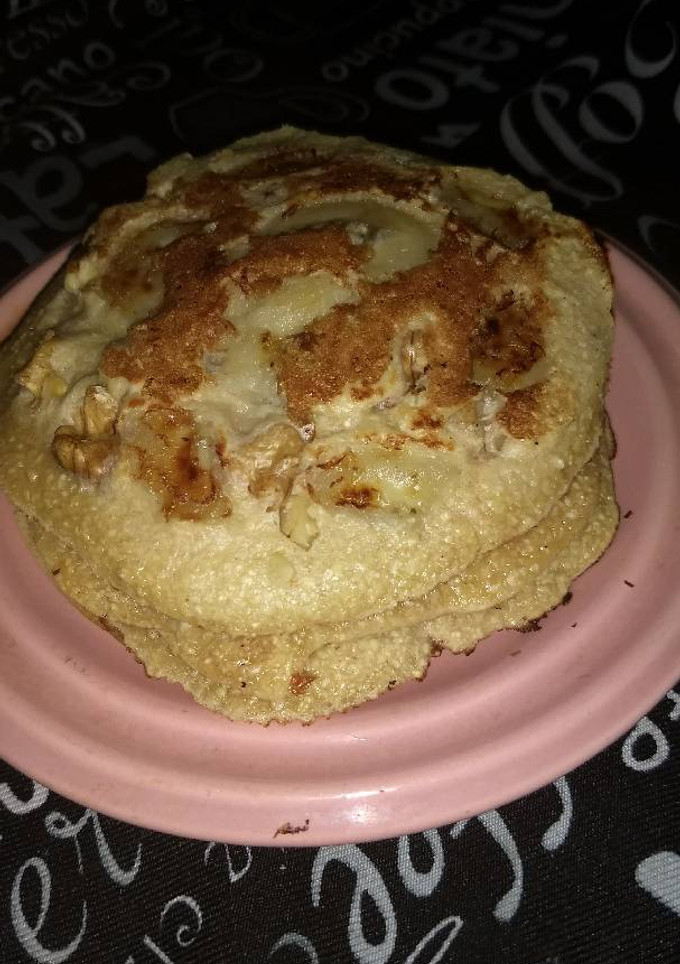 Una foto de Hot cakes de avena, miel, banana y nueces