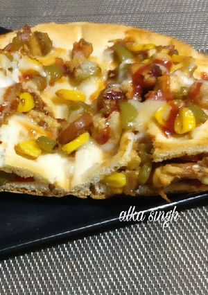 A picture of Packet pizza(stuffed with chicken sousage).