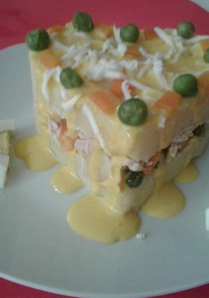 Una foto de Causa de pollo en salsa huancaína